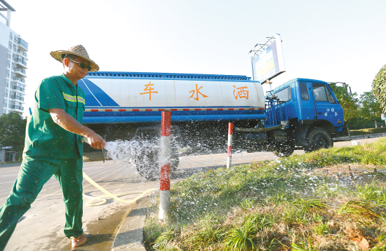 臺州：花草扛不住高溫肆虐 園林師傅加班加點澆水